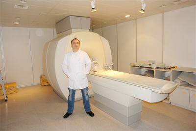 Врач МРТ Шебряков В. В. и аппарат МРТ в отделении клиники НТМ